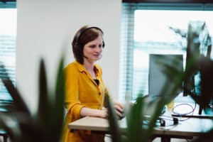 Collega is aan het bellen met Headset